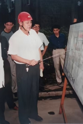 2000年8月16日，第十屆全國人大常委會副委員長（時任國家經貿委主任）盛華仁（中）蒞臨公司視察。